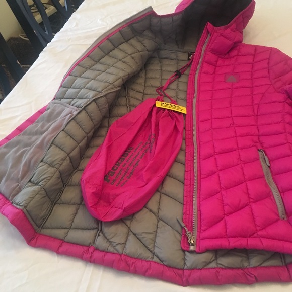 REEBOK Women’s Packable jacket NEW size LARGE - Picture 4 of 5